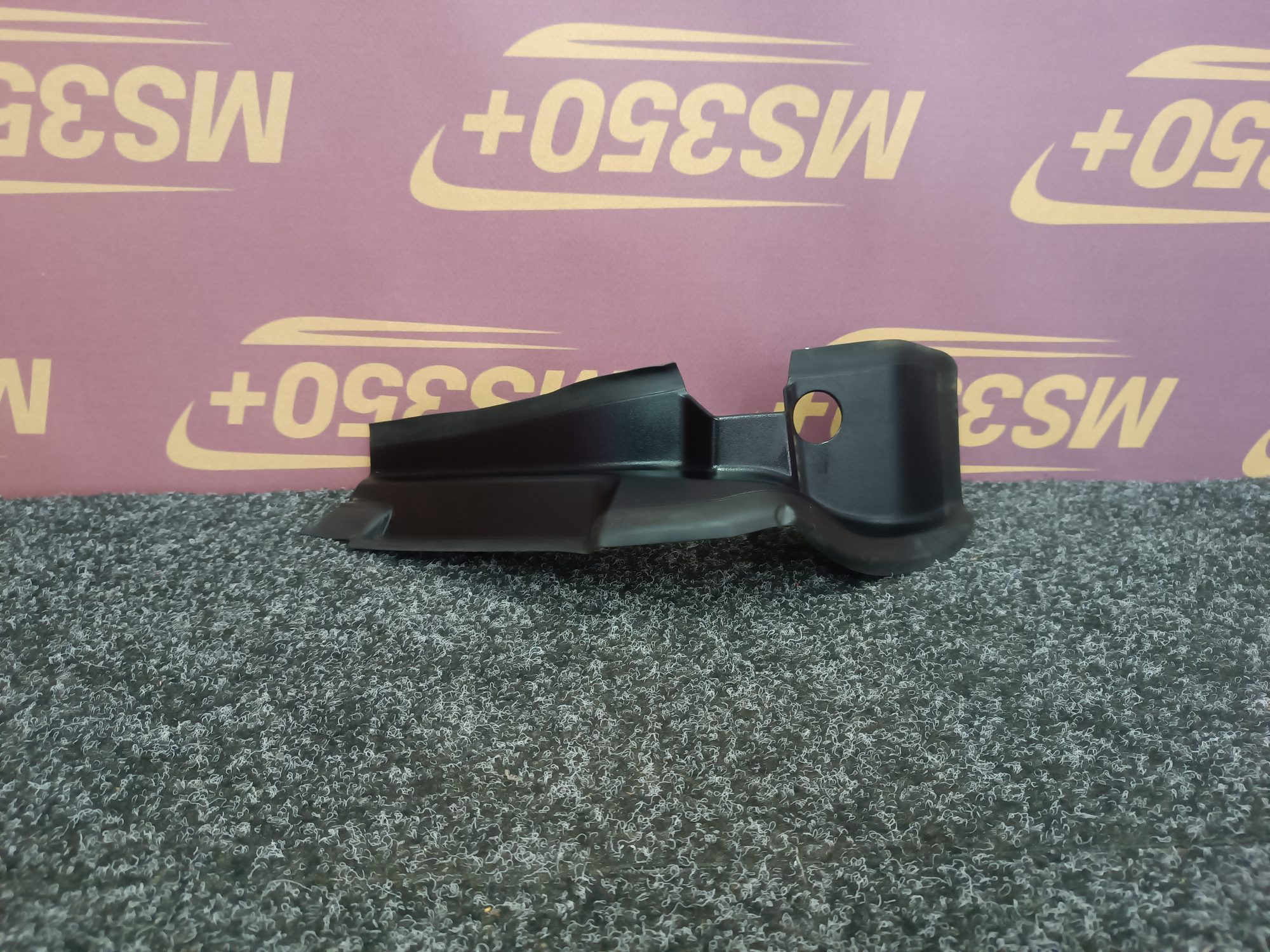 Б/у Накладка під ліхтар права (війка) BMW X5 G05 - 1