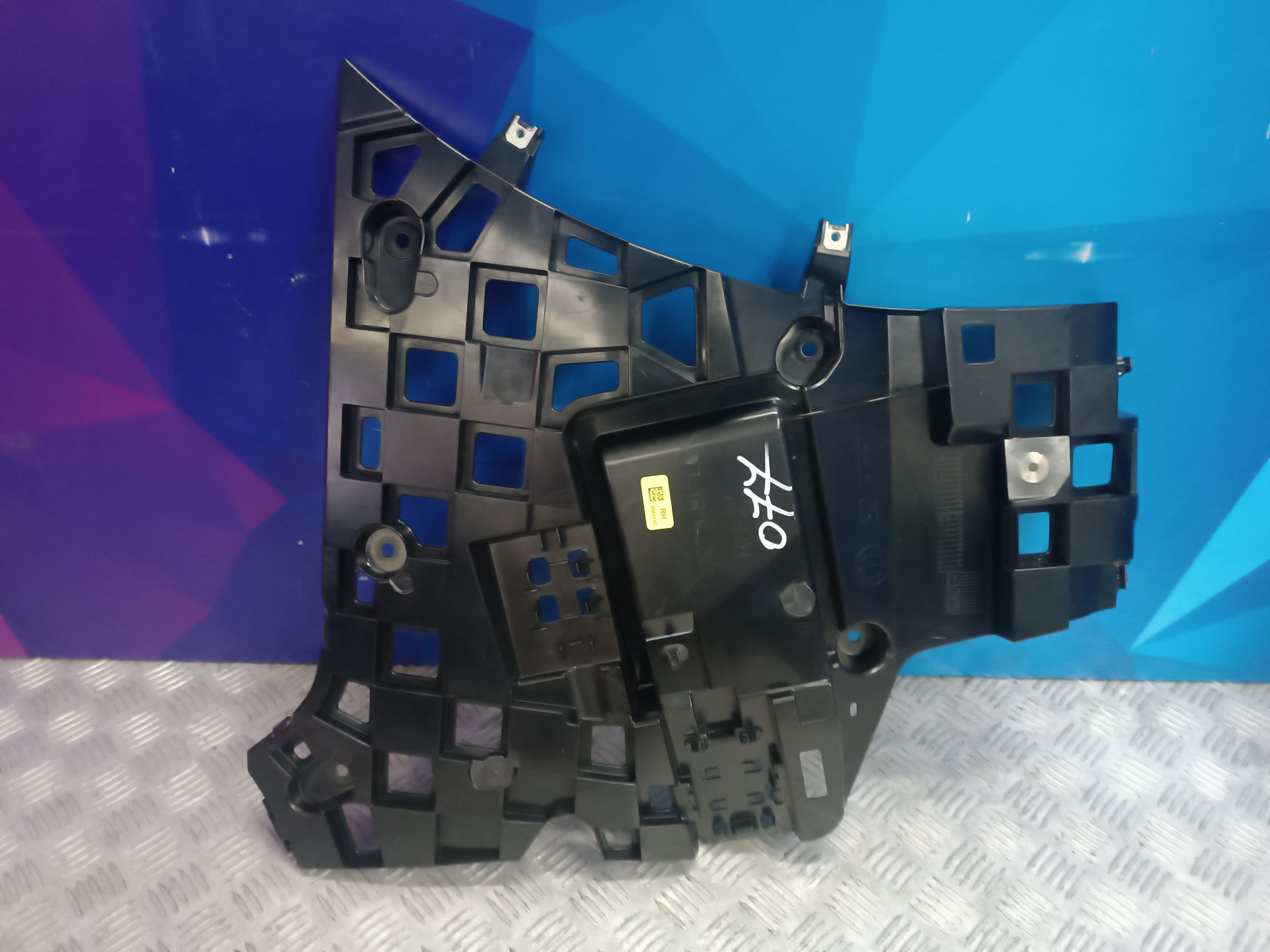 Б/у Кронштейн (кріплення) заднього бампера правий BMW X7 G07 - 1